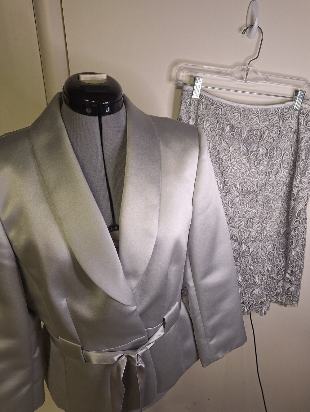 Tahara LUXE Satin Blazer Blazer W/ Lace Silver Skirt   Size 10